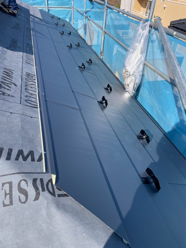 屋根本体取り付け<br />
<br />
※下から上に屋根本体を貼っていきます。